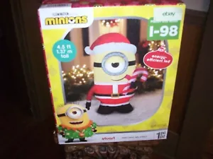 Traje Gemmy 4,5' Airlown Minion Stuart en Santa lamiendo caña de caramelo inflable - Imagen 1 de 2