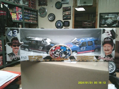 Juego Brookfield Richard Petty & Dale Earnhardt 7 Time Champions Suburban 1/25 Foto 1 de 4
