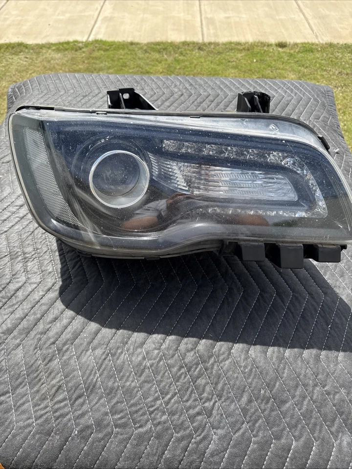Faro #30 para Chrysler 300 2017-2023 OEM lado derecho HID/Xenón + LED DRL Foto 1 de 4
