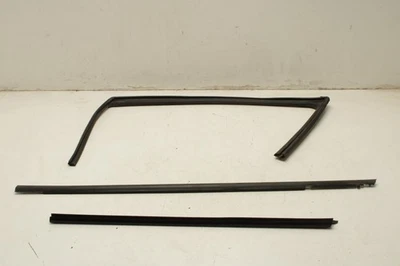 Canal de funcionamiento de la puerta delantera izquierda Kia Forte LXS 2019-2024 con moldura de cinturón resistente al clima Foto 1 de 4