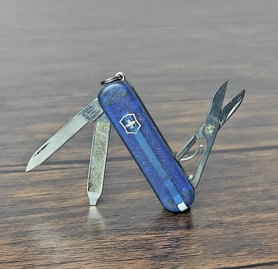 Victorinox 经典 SD 瑞士军刀 58 毫米,透明蓝色,状况不佳 — 第 1/2 张图片