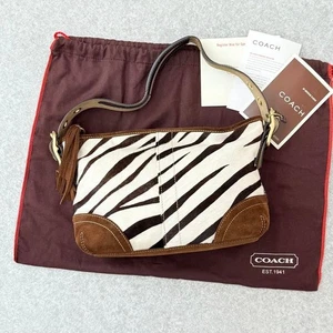 Bolso de mano Coach con estampado de cebra pelo de becerro bolso de hombro animal con encanto bolsa para el polvo - Imagen 1 de 7