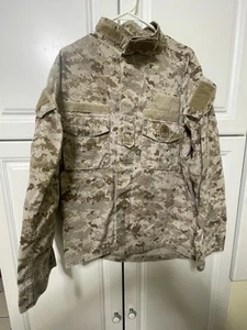 Camicia blusa US Navy nuova con etichette tipo II AOR1 Desert command patch Medium Regular TG-M-R - Foto 1 di 9