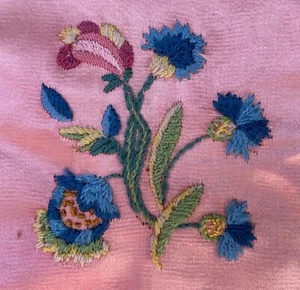 Antigua cinta victoriana de satén rosa bordado crewel arte floral costura - Imagen 1 de 7