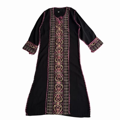 Vestido negro para niñas con Thobe bordado rosa y crema Foto 1 de 4