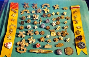 Lote de 70 artículos vintage de cajones de chatarra de Boy Scouts pequeños y pequeños prendedores clip de corbata y cintas - Imagen 1 de 11
