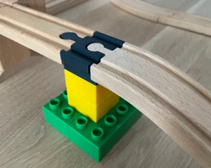 20 (Brücken-)Adapter für Duplo-/Brio-/Lillabo-/Playtive-Eisenbahn - Bild 1 von 2