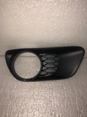 Левая противотуманная крышка для Chrysler Town & Country Caravan 2011-2016 годов выпуска 68100699AA - Изображение 1 из 2