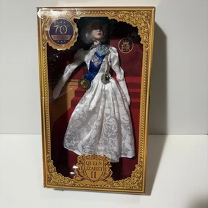 Muñeca Reina Isabel II 70 Aniversario Jubileo Platino 2022 Caja Dañada - Imagen 1 de 10
