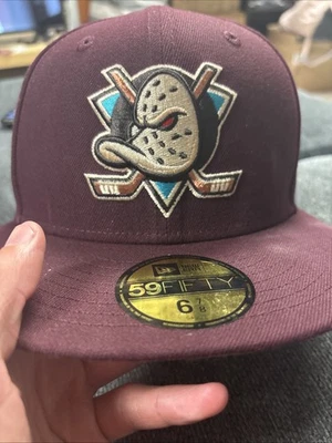 Anaheim Ducks granate 6 7/8 Foto 1 de 4