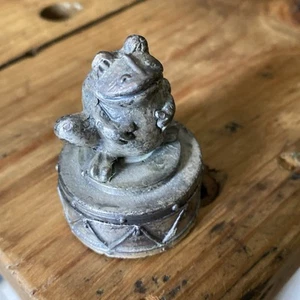 Vintage Pewter Frog Trinket Box Red Felt Liner Ring Box Tooth Fairy Pill Box - Picture 1 of 8