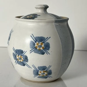 Cerámica Suzanne May, irlandesa, miel/acondimento, blanca con flores azules - Imagen 1 de 10