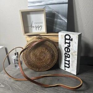Unbranded Wicker/Straw Boho Chic Floral Lined Round Leather Strap Crossbody NWT - Picture 1 of 20
