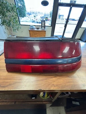 Luz trasera lateral para pasajero Mitsubishi Eclipse 1990-1991 Foto 1 de 3