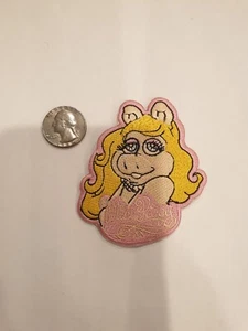 Miss Piggy 3""x2,75"" bestickt AUFBÜGELN AUFNÄHER  - Bild 1 von 1