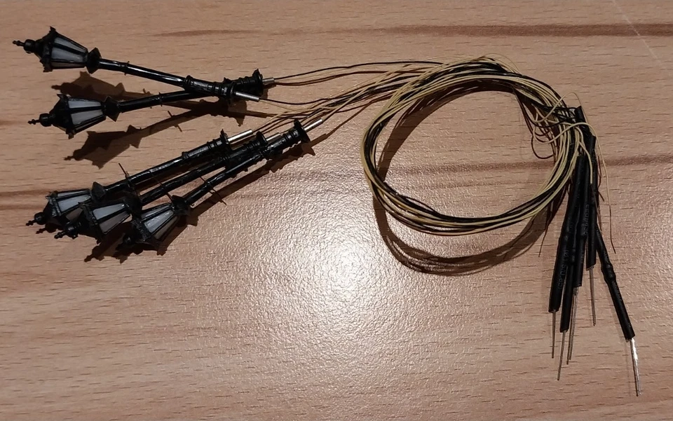  Gaslaterne Straßenlaterne 5 Stück Spur N mit 12-16V LED warmweiß ca. 4 cm  - Bild 1 von 1