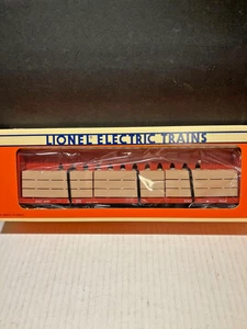 LIONEL CSX I - BEAM FLATCAR WITH WOOD LOAD #16381 - Picture 1 of 4