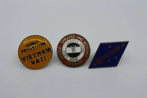 LOTTO 3 distintivi spilla vintage guerra Vietnam agente Guadalcanal arancione ranch mano VET - Foto 1 di 8