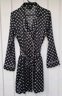 Bata Victoria's Secret satinada a lunares talla pequeña negra blanca  Foto 1 de 4