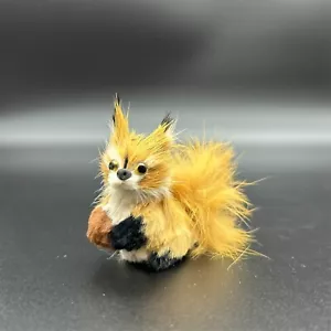 Pequeña ardilla roja de piel real con una tuerca de 2 pulgadas de alto - Imagen 1 de 8