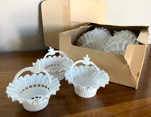 NEW (24) Vintage White Ruffle Edge Basket Clown Handle Party Favor Nut Candy Cup - Bild 1 von 7