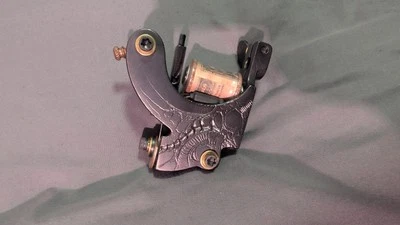 Máquina de tatuaje Aaron Cain tallada Walker Foto 1 de 4