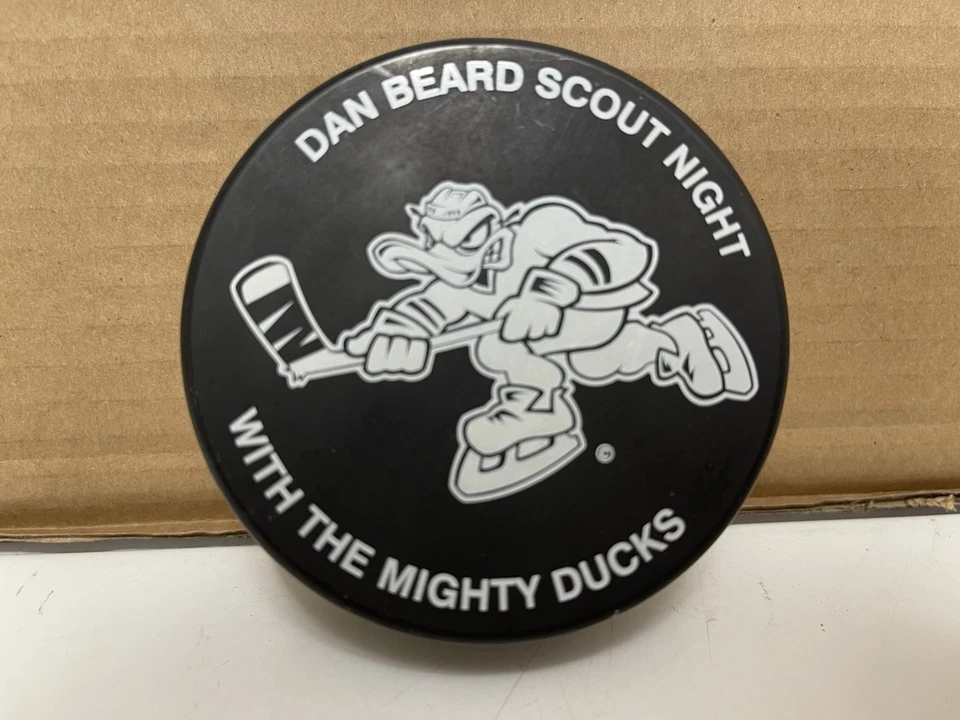 Disco de hockey Mighty Ducks de colección Dan Beard Scout Night ¡Raro! On My Honor 🏒 🐤 ⛸️ Foto 1 de 4