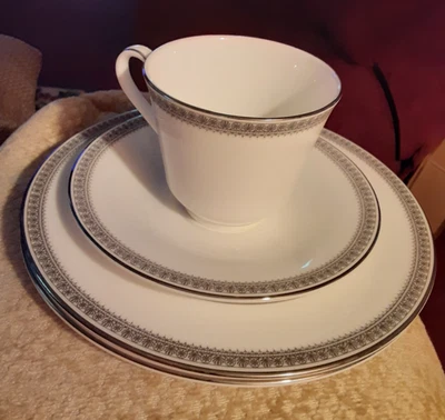 Juegos de 4 tazas y platillos Royal Doulton Ravenswood y 4 platos de postre/ensalada H5008 Foto 1 de 4