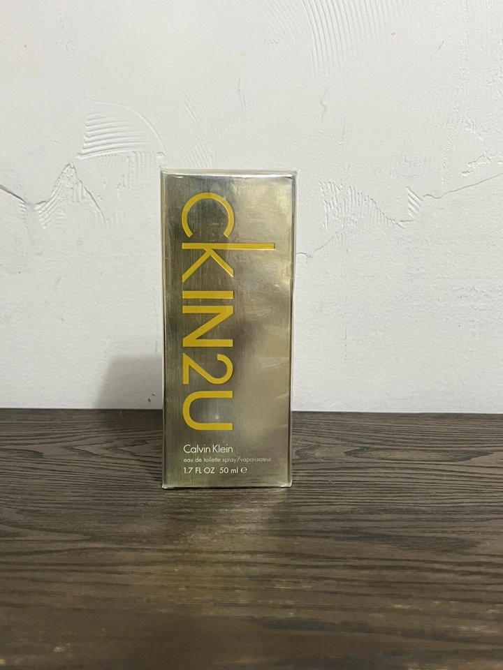 Ck IN2U By Calvin Klein Eau de Toilette Spray Feminino 1.7 FL OZ 50 ml NOVO *SELADO* - Imagem 1 de 4