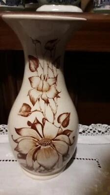 KINGSTON POTTERY HULL MADE IN ENGLAND VASE - Image 1 of 4