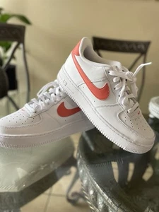 AIR FORCÉ 1 (GS) Size 7Y- 9 Women FV5948 -117 White/Magic Ember - Picture 1 of 18