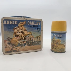 Vintage 1955 Aladdin Annie Oakley und Tagg Brotdose und Thermoskanne - Bild 1 von 21