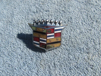 Cadillac 1965 1966 capó escudo emblema adorno insignia DeVille Fleetwood Eldorado Foto 1 de 3