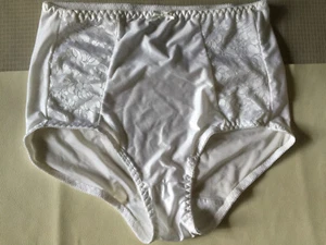 White Sateen Finish Stretch Moderete Control Bali Panties Briefs Size 6 M 32 34 - Picture 1 of 9