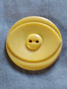 Vintage Ornate Yellow Plastic Button. - Picture 1 of 12