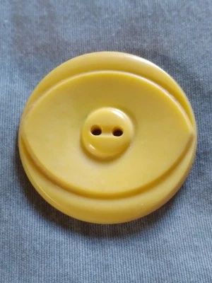 Vintage Ornate Yellow Plastic Button. - Image 1 of 4