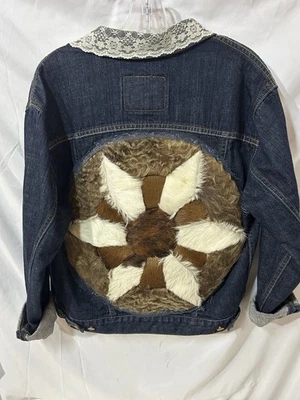 Chaqueta vaquera vintage azul Levi para mujer pequeña de los 90 con estampado de vaca recortada vaquera occidental Foto 1 de 4