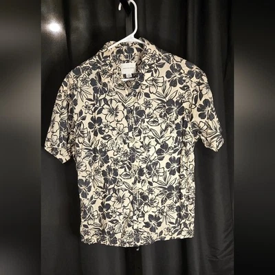 Camisa Hawaiana American Eagle Para Hombre Floral Negra y Crema Abotonada TALLA MEDIANA Foto 1 de 4