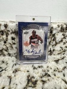Clyde Drexler 2007-08 Upper Deck UD Cronologia Dedicazioni Auto #/50 con Mag - Foto 1 di 3