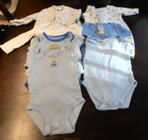 Suéter bebé niño. 1 abrigo a presión 5 monos 1 mono a presión. Talla 0-3 a 0-6 - Imagen 1 de 9