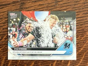 Kyle Stowers 2025 Topps Now #135 Walk Off Grand Slam 2 HR Marlins en mano PR 295 - Imagen 1 de 2