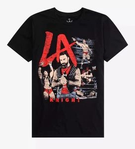 Camiseta WWE LA Knight Collage Talla Grande Hot Topic Nueva en Bolsa con etiquetas - Imagen 1 de 2
