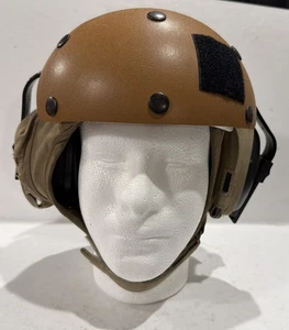 Casco militar estadounidense marrón/bronceado cubierta de vuelo tripulante resistente a impactos TALLA 7-1/2 - Imagen 1 de 5
