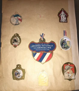 JOURNÉE NATIONALE DES ORPHELINS.1 & 2 NOVEMBRE 1916. 8 INSIGNES SUR CARTON. - Imagen 1 de 9