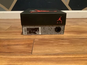 Taglia USA 6,5 - Jordan 4 Retro Nero Tech Grigio University Blu Bianco 2021 - Foto 1 di 7