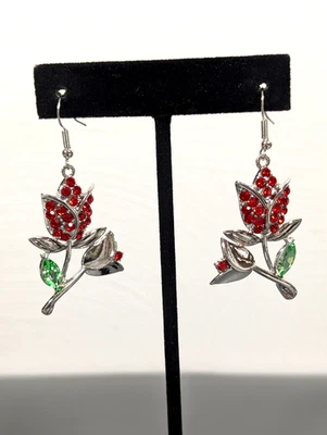 Pendientes colgantes largos pavé de diamantes de imitación con flores de rosa roja tono plata perforados Foto 1 de 4