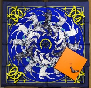 NEUWERTIG mit beschädigter Box HERMES Seidentuch La Ronde Des Jockeys dunkelblau Pferd 90 35′′ - Bild 1 von 21