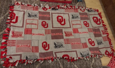OU Sooners Reversible soft throw stadium blanket shawl University of Oklahoma Cover