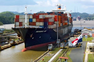 Stampa poster foto nave da carico Providence Bay che entra in una serratura sul Canale di Panama - Foto 1 di 1