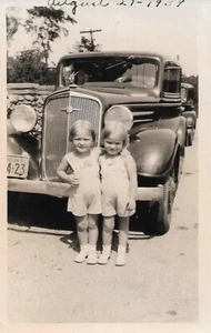 FOTOGRAFÍA ENCONTRADA COCHE NIÑA AÑOS 30 NIÑOS BLANCO Y NEGRO ORIGINAL 410 42 ZZ - Imagen 1 de 1